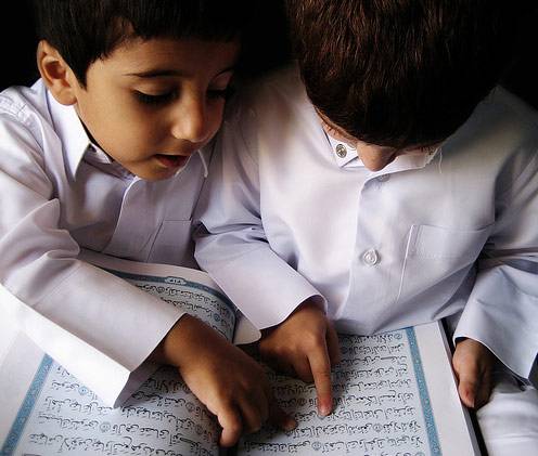 پرونده:دو کودک در حال آموزش قرآن.jpg