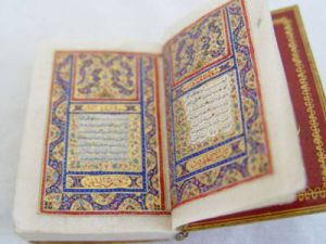 کوچکترین قرآن موزه قرآن تبریز به خط نسخ غبار